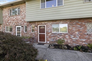 This spacious 3 bedroom + Bonus/4th bedroom condo offers room to on  in Oregon - for sale on GolfHomes.com, golf home, golf lot
