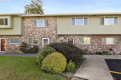 This spacious 3 bedroom + Bonus/4th bedroom condo offers room to on  in Oregon - for sale on GolfHomes.com, golf home, golf lot