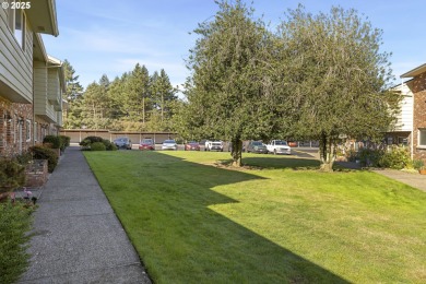 This spacious 3 bedroom + Bonus/4th bedroom condo offers room to on  in Oregon - for sale on GolfHomes.com, golf home, golf lot