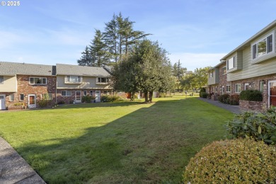 This spacious 3 bedroom + Bonus/4th bedroom condo offers room to on  in Oregon - for sale on GolfHomes.com, golf home, golf lot