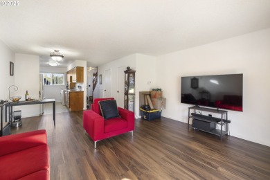 This spacious 3 bedroom + Bonus/4th bedroom condo offers room to on  in Oregon - for sale on GolfHomes.com, golf home, golf lot
