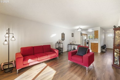 This spacious 3 bedroom + Bonus/4th bedroom condo offers room to on  in Oregon - for sale on GolfHomes.com, golf home, golf lot