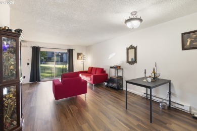 This spacious 3 bedroom + Bonus/4th bedroom condo offers room to on  in Oregon - for sale on GolfHomes.com, golf home, golf lot