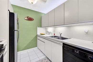 BEAUTIFUL 1 BEDRM-1+1/2 BATHRMS WITH INSIDE WASHER & DRYER on Wynmoor Golf Course in Florida - for sale on GolfHomes.com, golf home, golf lot