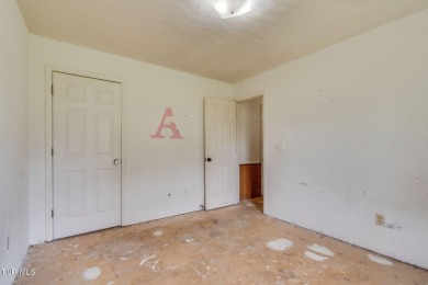 Investment opportunity! This home is loaded with potential. It on Mc Donald Hills Golf Club in Tennessee - for sale on GolfHomes.com, golf home, golf lot