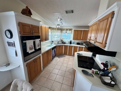 This well cared for 2-bedroom, 2 bathrooms Palm Harbor home on Del Tura Golf and Country Club in Florida - for sale on GolfHomes.com, golf home, golf lot