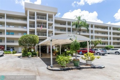 This 1st floor unit has a perfect blend of Comfort and on Oaks Country Club in Florida - for sale on GolfHomes.com, golf home, golf lot
