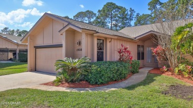 Comfortable end unit condo in the private Spruce Creek Fly In on Spruce Creek Golf Club in Florida - for sale on GolfHomes.com, golf home, golf lot