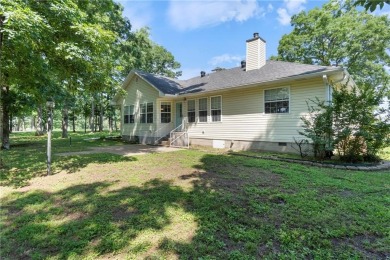 Welcome home to this beautiful 3-bedroom, 2-bath, single-level on Holiday Island Golf Course in Arkansas - for sale on GolfHomes.com, golf home, golf lot
