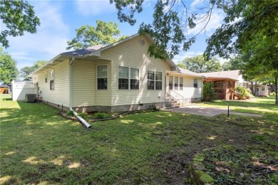 Welcome home to this beautiful 3-bedroom, 2-bath, single-level on Holiday Island Golf Course in Arkansas - for sale on GolfHomes.com, golf home, golf lot