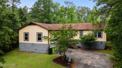 Welcome to this charming 3-bedroom, 2-bathroom home offering 1 on Harbour Point Golf Club in North Carolina - for sale on GolfHomes.com, golf home, golf lot