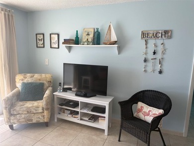 Beautiful condo 1 bedroom, 1.5 bath. Move in ready come totally on Sunrise Lakes Phase III in Florida - for sale on GolfHomes.com, golf home, golf lot