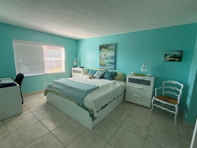 Beautiful condo 1 bedroom, 1.5 bath. Move in ready come totally on Sunrise Lakes Phase III in Florida - for sale on GolfHomes.com, golf home, golf lot