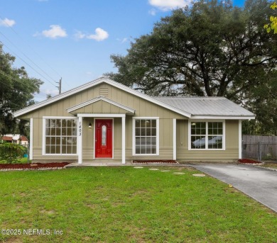 3-bedroom, 2-bath wonderland-remodeled to dazzle! Nestled on a on Palatka Golf Club in Florida - for sale on GolfHomes.com, golf home, golf lot