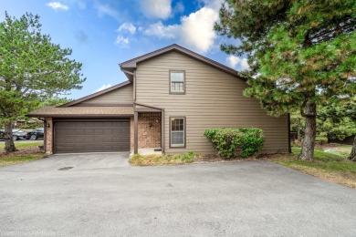 Very impressive townhome with a 2-story vaulted ceiling! on Willow Crest Golf Club in Illinois - for sale on GolfHomes.com, golf home, golf lot