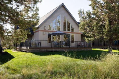 Welcome to your Eagle Crest escape! Overlooking the 18th fairway on  in Oregon - for sale on GolfHomes.com, golf home, golf lot