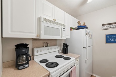 Beautifully updated Lakewood Hills condo in the heart of on Indian Hills Country Club in Arkansas - for sale on GolfHomes.com, golf home, golf lot