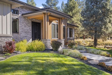 Built in 2022 and perfectly positioned on the 9th hole of the on Aspen Lakes Golf Course in Oregon - for sale on GolfHomes.com, golf home, golf lot