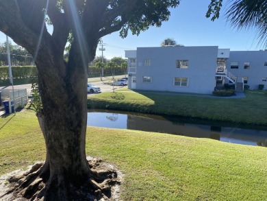 Beautiful remodeled 2 bedroom. New kitchen- new appliances - on Kings Point Golf -Flanders Way in Florida - for sale on GolfHomes.com, golf home, golf lot