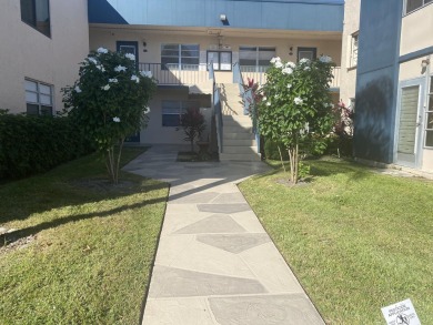 Beautiful remodeled 2 bedroom. New kitchen- new appliances - on Kings Point Golf -Flanders Way in Florida - for sale on GolfHomes.com, golf home, golf lot
