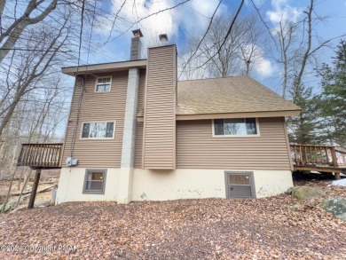 MODERN 3-LEVEL CONTEMPORARY Totally Renovated & Fully Furnished on Pocono Farms Country Club in Pennsylvania - for sale on GolfHomes.com, golf home, golf lot