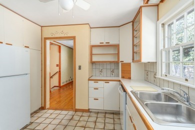 Rare opportunity near Waynesville Country Club! Spacious 4BD/4BA on Waynesville Country Club Inn in North Carolina - for sale on GolfHomes.com, golf home, golf lot