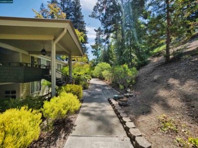 Spacious 2 Bedroom / 1 Bath Condominium located in Rossmoor, an on Rossmoor Golf Course in California - for sale on GolfHomes.com, golf home, golf lot