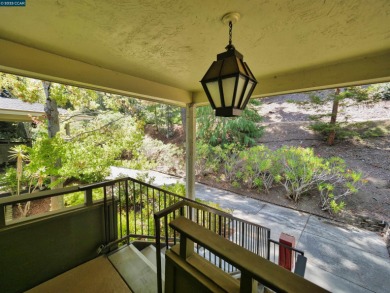 Spacious 2 Bedroom / 1 Bath Condominium located in Rossmoor, an on Rossmoor Golf Course in California - for sale on GolfHomes.com, golf home, golf lot