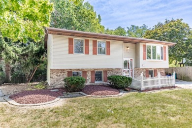 Well cared for Bilevel in a nice Subdivision with a Private back on Scherwood Golf Club in Indiana - for sale on GolfHomes.com, golf home, golf lot