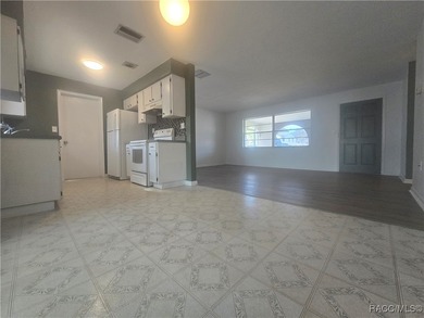 A cozy little 2 bedroom 2 bath home perfect for a young couple on Brentwood Farms Golf Club in Florida - for sale on GolfHomes.com, golf home, golf lot