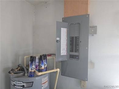 A cozy little 2 bedroom 2 bath home perfect for a young couple on Brentwood Farms Golf Club in Florida - for sale on GolfHomes.com, golf home, golf lot