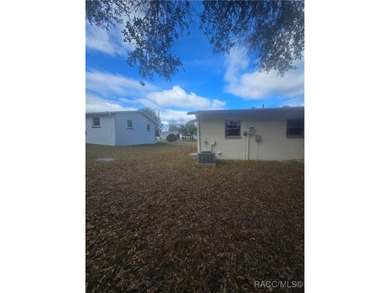 A cozy little 2 bedroom 2 bath home perfect for a young couple on Brentwood Farms Golf Club in Florida - for sale on GolfHomes.com, golf home, golf lot