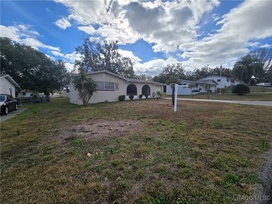 A cozy little 2 bedroom 2 bath home perfect for a young couple on Brentwood Farms Golf Club in Florida - for sale on GolfHomes.com, golf home, golf lot