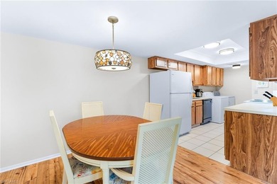 PRIME NAPLES LOCATION - SCREENED LANAI RETREAT! This beautifully on Lakewood Country Club in Florida - for sale on GolfHomes.com, golf home, golf lot