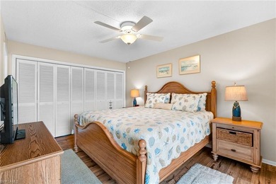 PRIME NAPLES LOCATION - SCREENED LANAI RETREAT! This beautifully on Lakewood Country Club in Florida - for sale on GolfHomes.com, golf home, golf lot