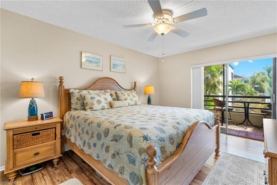 PRIME NAPLES LOCATION - SCREENED LANAI RETREAT! This beautifully on Lakewood Country Club in Florida - for sale on GolfHomes.com, golf home, golf lot