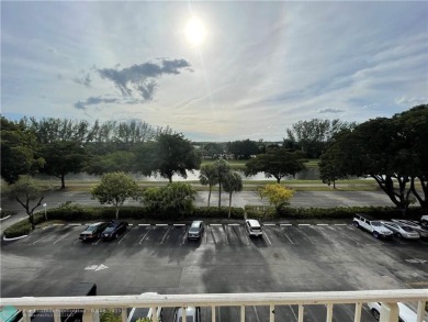 Beautifully updated 2/2 in Palm Aire Country Club community on Palm-Aire Country Club and Resort - Palms in Florida - for sale on GolfHomes.com, golf home, golf lot