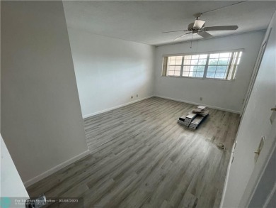 Beautifully updated 2/2 in Palm Aire Country Club community on Palm-Aire Country Club and Resort - Palms in Florida - for sale on GolfHomes.com, golf home, golf lot