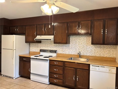 Welcome to 393 A Woodbridge Dr. nestled in desirable 55+ 24 hour on Leisure Village Golf Course in New York - for sale on GolfHomes.com, golf home, golf lot