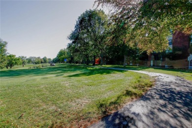 --PRICE REDUCED!--Move-In Ready--Wonderfully updated condo on Creve Coeur Golf Course in Missouri - for sale on GolfHomes.com, golf home, golf lot