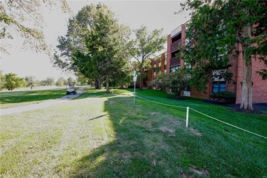 --PRICE REDUCED!--Move-In Ready--Wonderfully updated condo on Creve Coeur Golf Course in Missouri - for sale on GolfHomes.com, golf home, golf lot