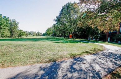 --PRICE REDUCED!--Move-In Ready--Wonderfully updated condo on Creve Coeur Golf Course in Missouri - for sale on GolfHomes.com, golf home, golf lot