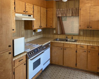 Great opportunity on this 3 bedroom, 2 bath home with large on Beachwood Golf Club in South Carolina - for sale on GolfHomes.com, golf home, golf lot
