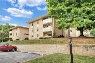 Live easy in this maintained unit in Quail Valley! 2 BR/2 BA on Hunting Hills Country Club in Virginia - for sale on GolfHomes.com, golf home, golf lot