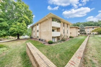 Live easy in this maintained unit in Quail Valley! 2 BR/2 BA on Hunting Hills Country Club in Virginia - for sale on GolfHomes.com, golf home, golf lot