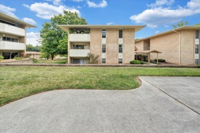 Live easy in this maintained unit in Quail Valley! 2 BR/2 BA on Hunting Hills Country Club in Virginia - for sale on GolfHomes.com, golf home, golf lot