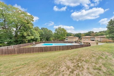 Live easy in this maintained unit in Quail Valley! 2 BR/2 BA on Hunting Hills Country Club in Virginia - for sale on GolfHomes.com, golf home, golf lot