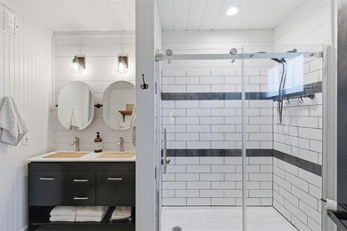 Stylishly updated 3 bedroom 3 bath home, in Pecan Plantation on Pecan Plantation Country Club in Texas - for sale on GolfHomes.com, golf home, golf lot