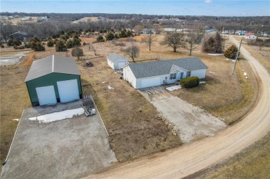 Discover the perfect blend of comfort and functionality in this on Linn Valley Lakes - Deer Trace Golf Course in Kansas - for sale on GolfHomes.com, golf home, golf lot