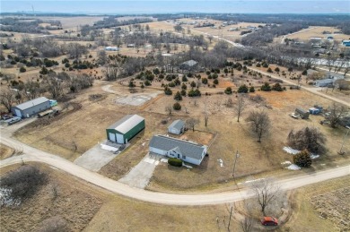 Discover the perfect blend of comfort and functionality in this on Linn Valley Lakes - Deer Trace Golf Course in Kansas - for sale on GolfHomes.com, golf home, golf lot